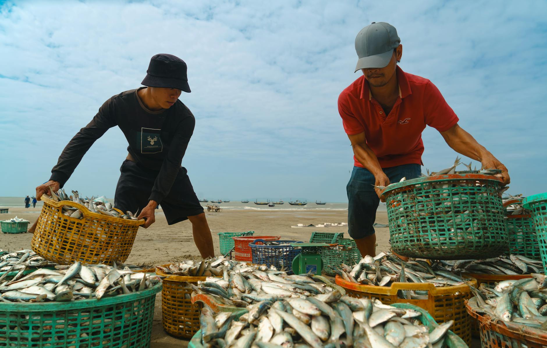 Người dùng trải nghiệm game bắn cá trên điện thoại với giao diện trực quan