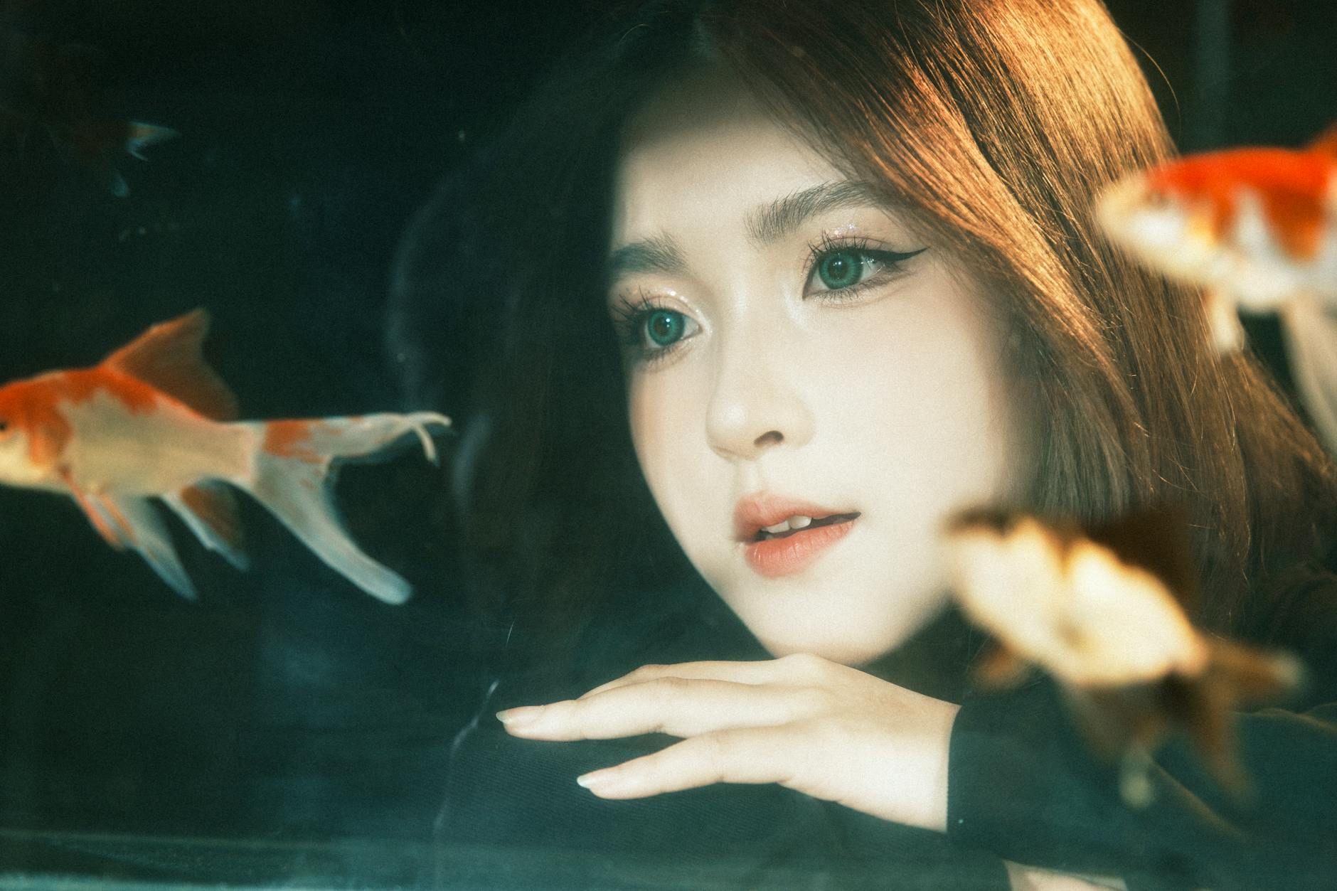 Khung cảnh đại dương hoạt hình với cá boss và kho báu tượng trưng cho jackpot