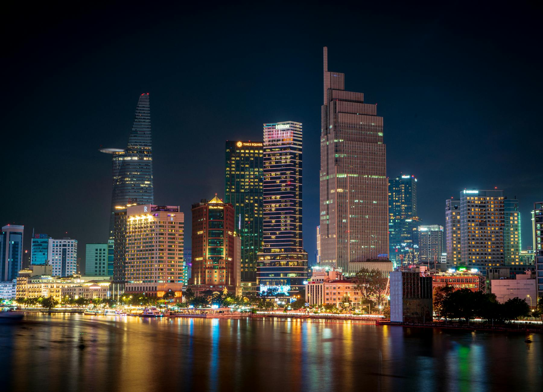 Hai chiến kê đối đầu trên sân, thể hiện rõ khác biệt về lối di chuyển