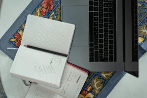 Người chơi xem thống kê trận đấu và ghi chép quản lý vốn trước khi vào vé xiên 3