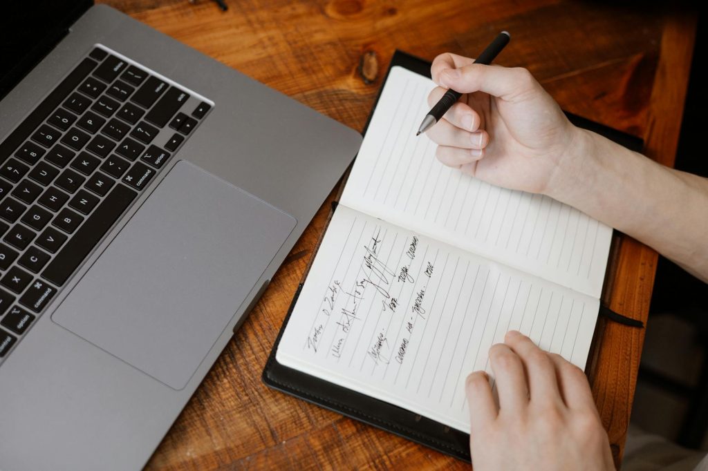 Người chơi phân tích kèo tài xỉu với dữ liệu trận đấu và ghi chú quản lý vốn