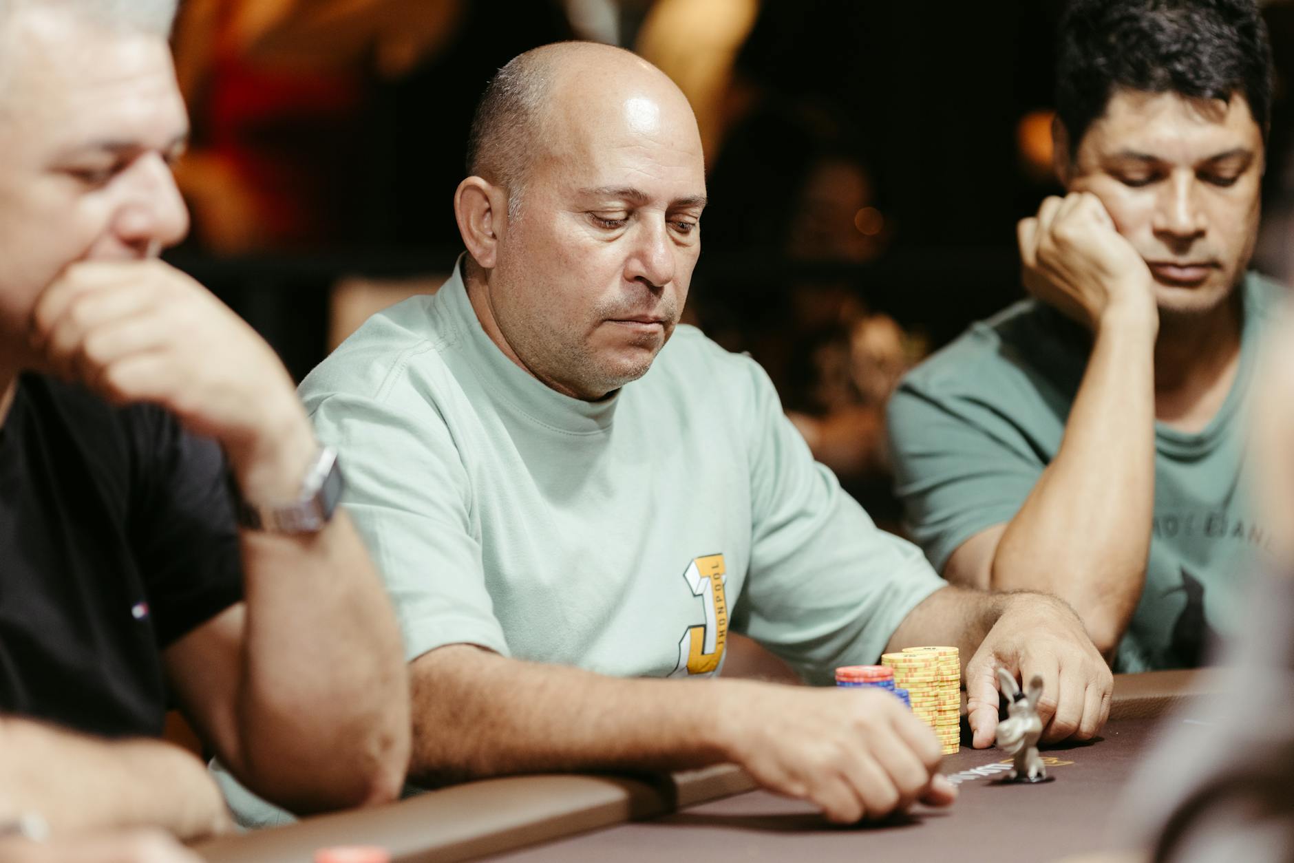 Người chơi poker cân nhắc hành động tố tại bàn Texas Hold'em