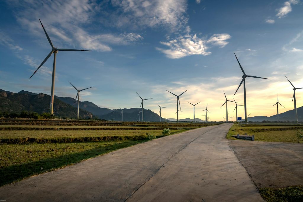 Người dùng thao tác trên điện thoại để vào mục xổ số trực tuyến