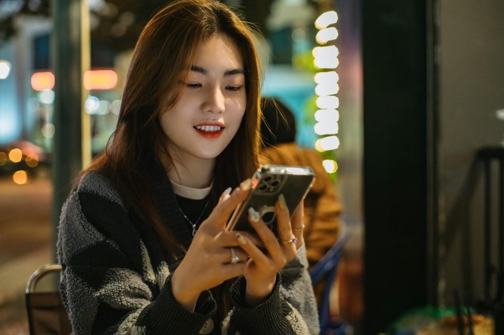 Người dùng thao tác đăng ký tài khoản trên điện thoại