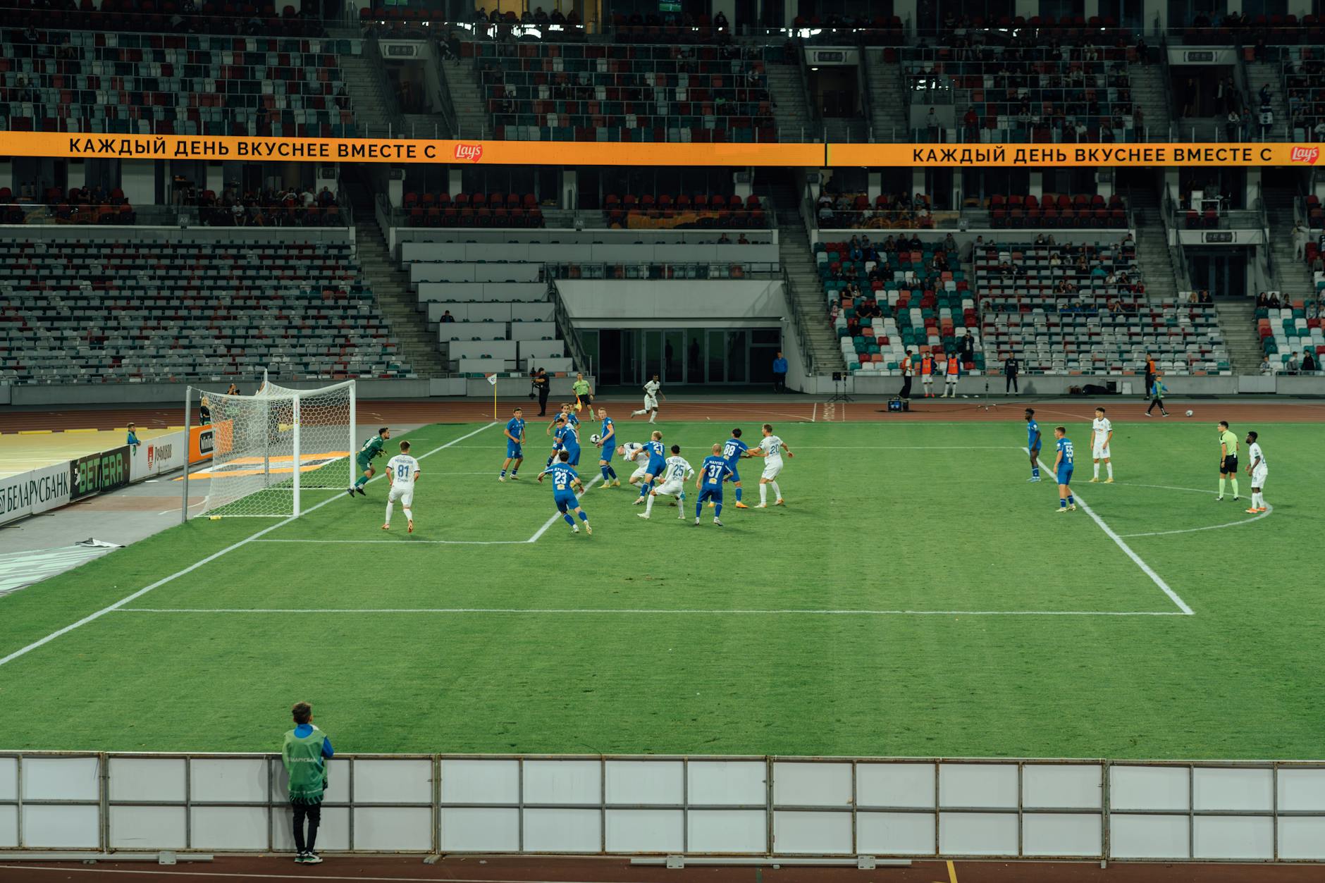 Cầu thủ thi đấu trên sân trong hiệp một của trận bóng đá