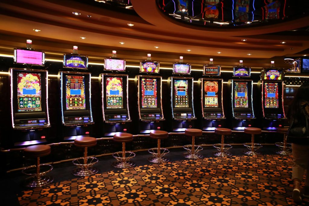 Giao diện trò chơi nổ hũ với biểu tượng jackpot và vòng quay nhiều màu sắc
