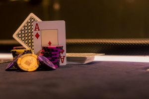 Người chơi poker đang cân nhắc quyết định trên bàn bài
