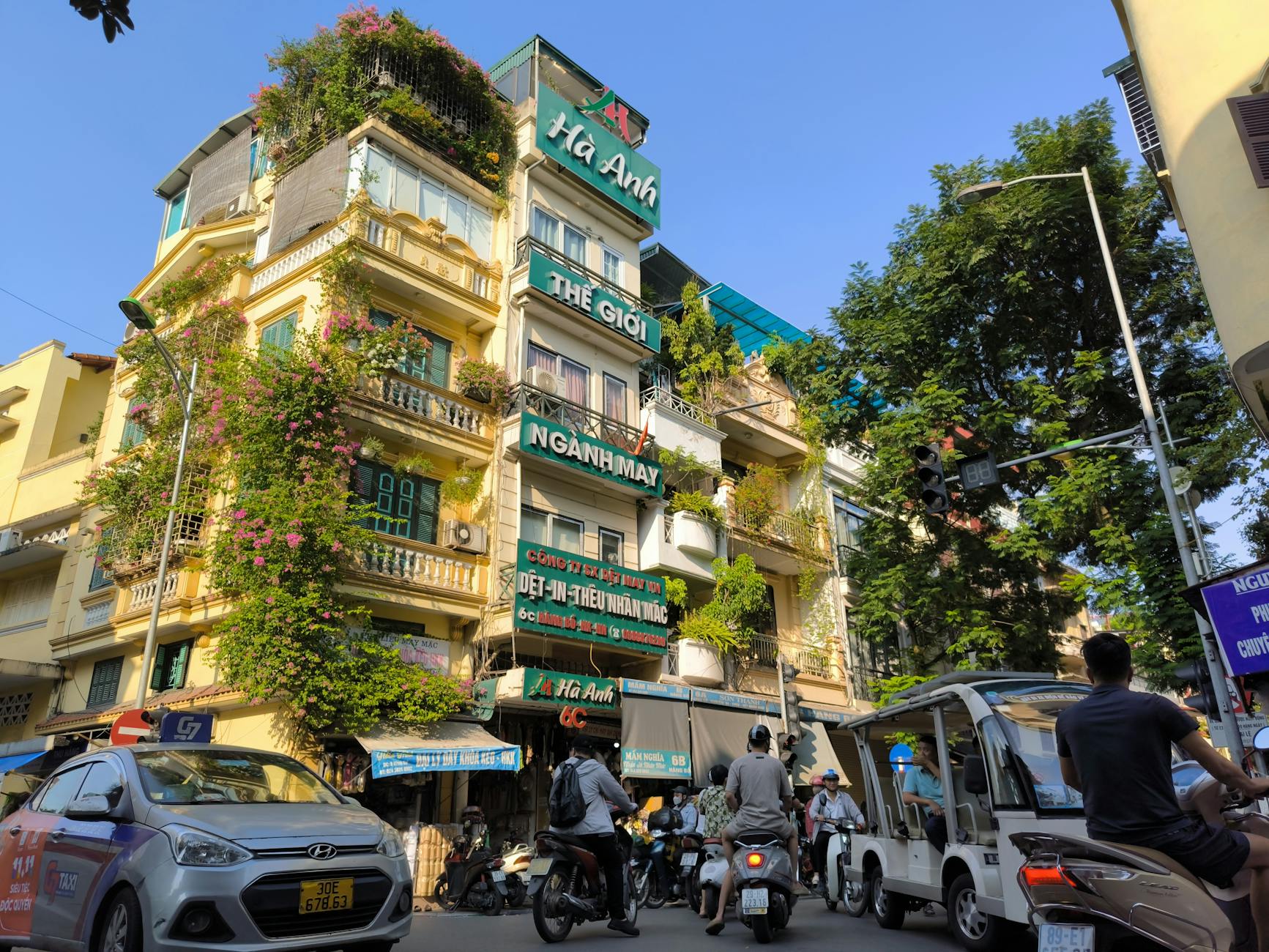 Minh họa người chơi cân nhắc rủi ro trước các lời mời hack game nổ hũ