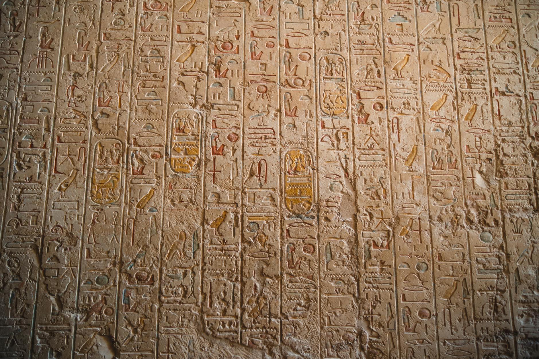 Hình minh họa game nổ hũ chủ đề Ai Cập với biểu tượng kho báu cổ đại